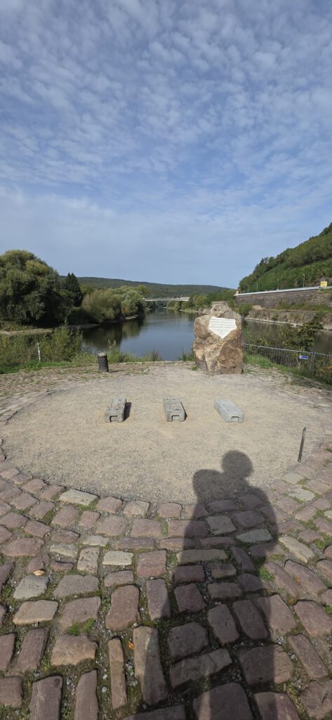 Der Weserstein am Zusammenfluss, im Hintergrund die Weser