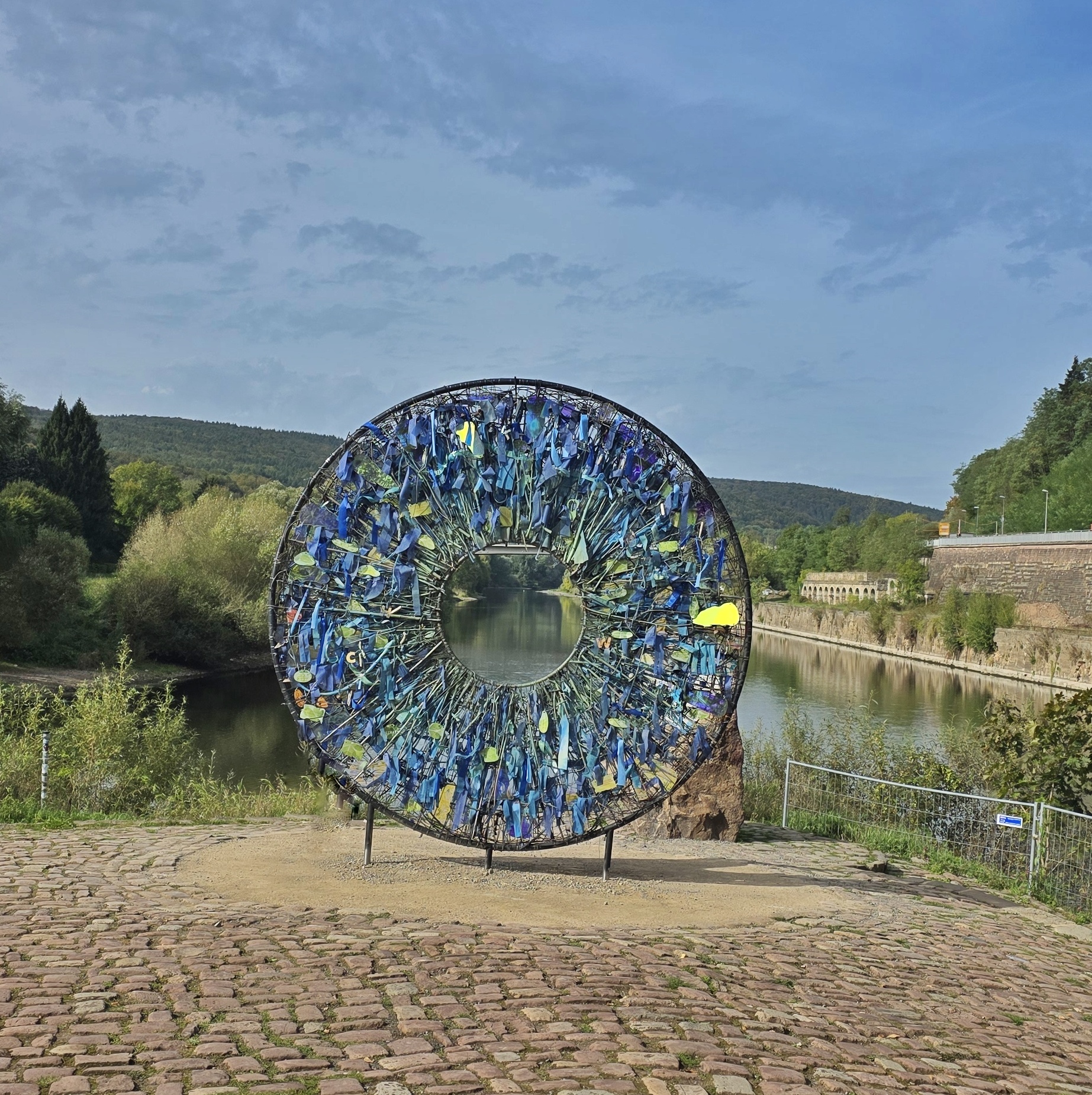AIRIS am Weserstein in Hann. Münden, dahinter der Fluss