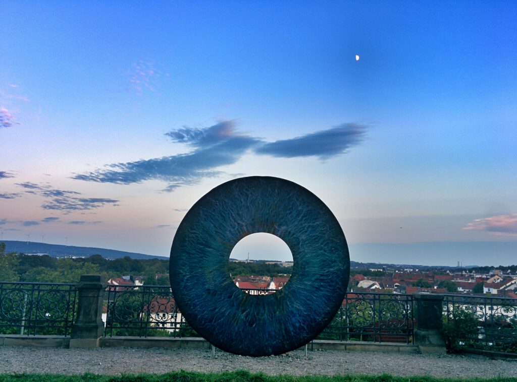 IRIDO in der Abenddämmerung über der Stadt, LICHT(e)WEGE in Kassel, 2014