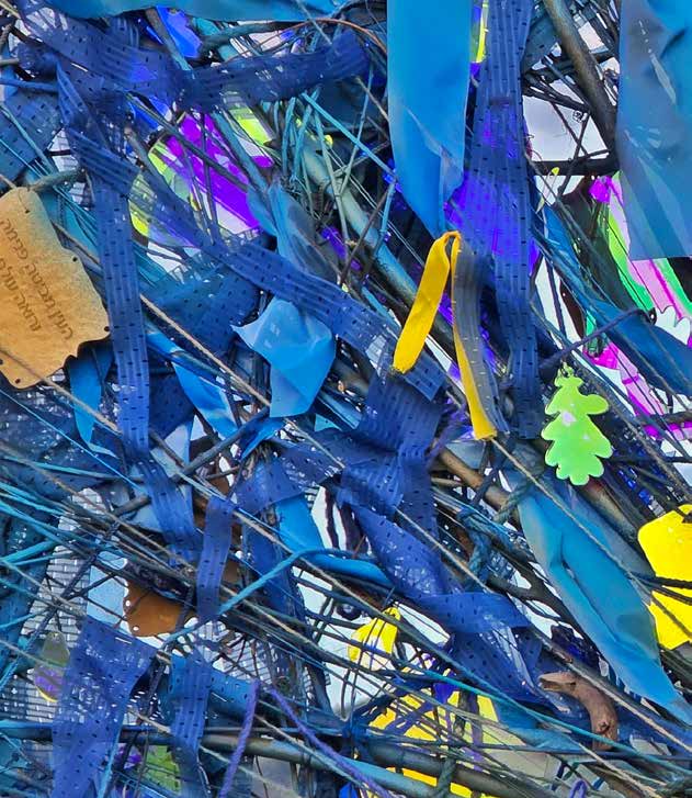 Nahaufnahme: blaue Stoffstreifen und bunte Fragmente im Geflecht von AIRIS