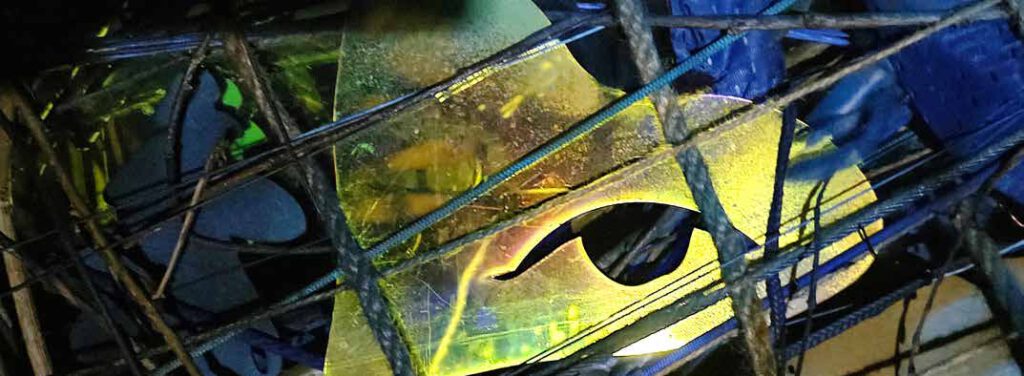 Detail: Augenform auf schimmerndem Acrylglas