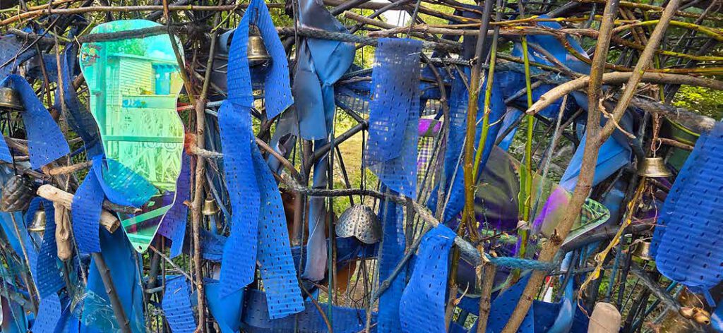 Blaue Stoffstreifen im Geflecht von AIRIS