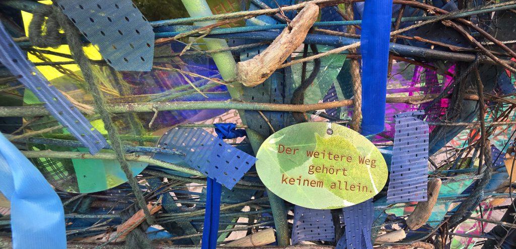 Plakette: Der weitere Weg gehört keinem allein.