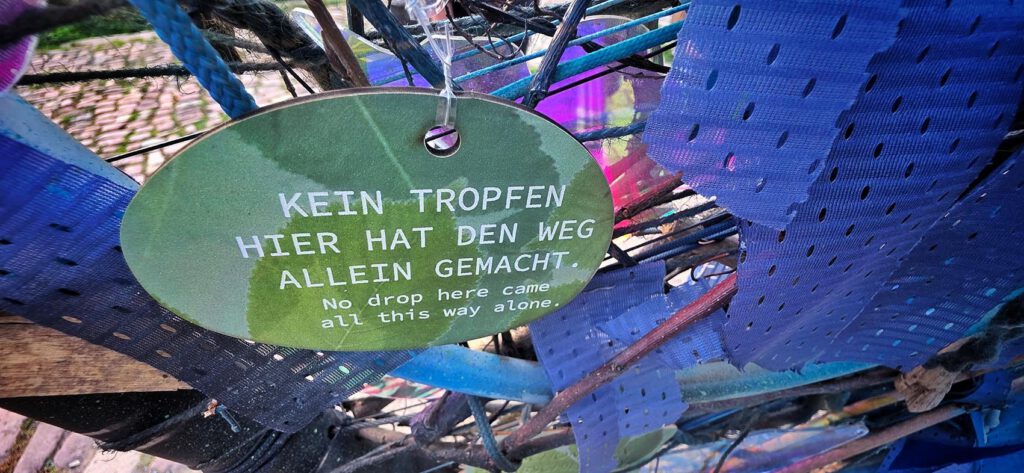 Plakette: Kein Tropfen hier hat den Weg allein gemacht. No drop here came all this way alone.