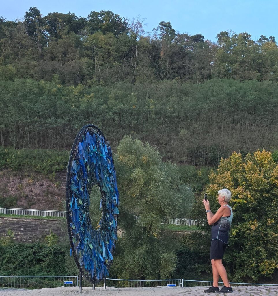 Eine Besucherin fotografiert AIRIS