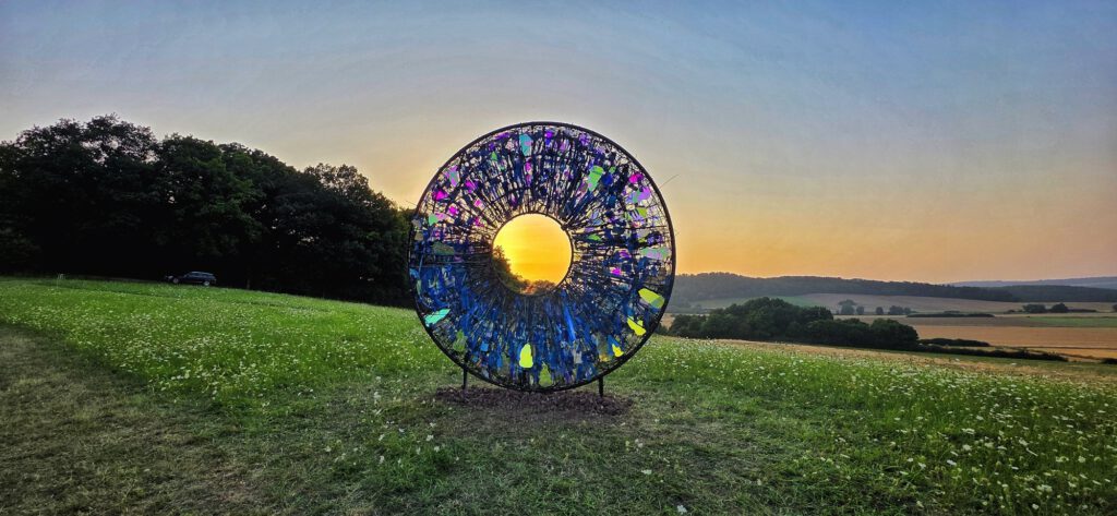 AIRIS bei Sonnenaufgang auf der Wiese bei Zierenberg, die Sonne im Auge