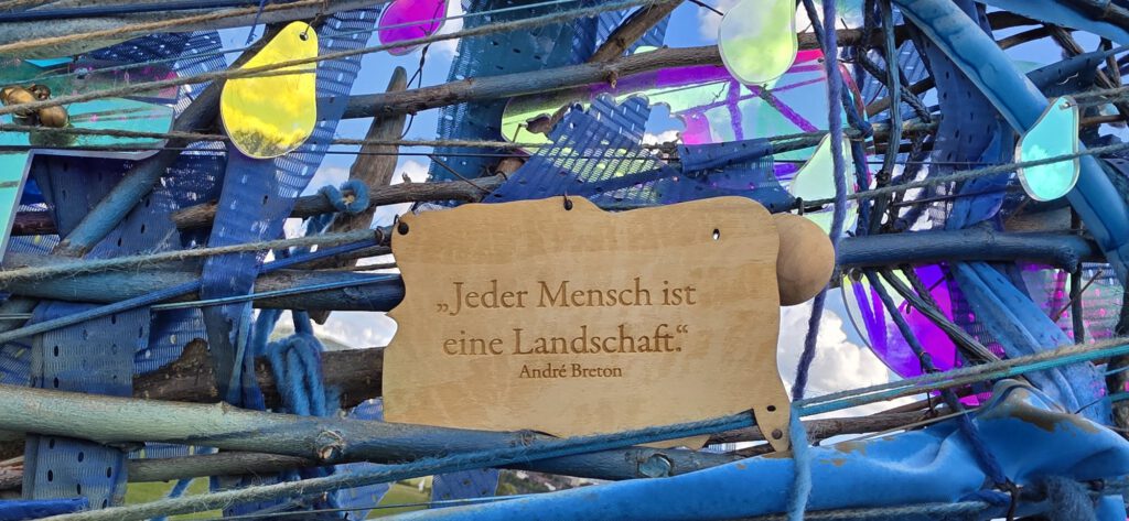 Holzplakette: „Jeder Mensch ist eine Landschaft.“ André Breton