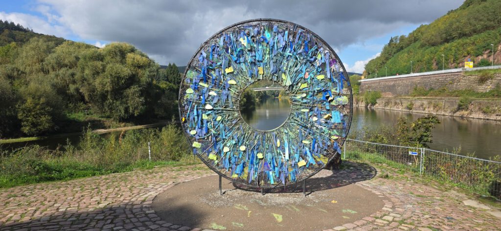 AIRIS am Weserstein bei Tag, links die Werra, rechts die Fulda, im Auge die Weser